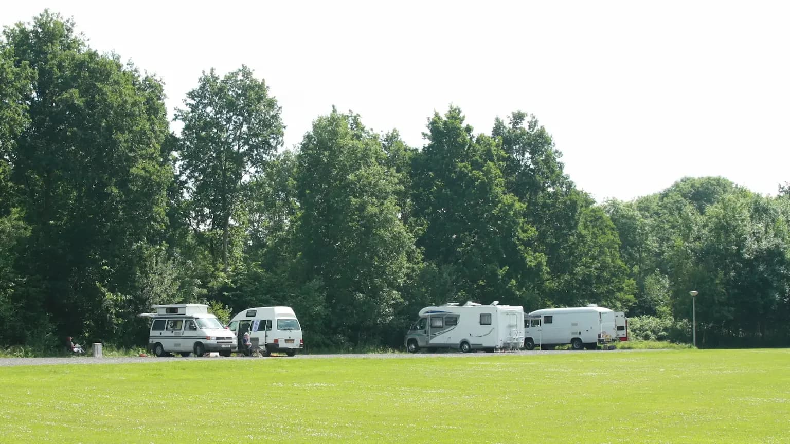 Maak gebruik van onze verharde camperplaatsen